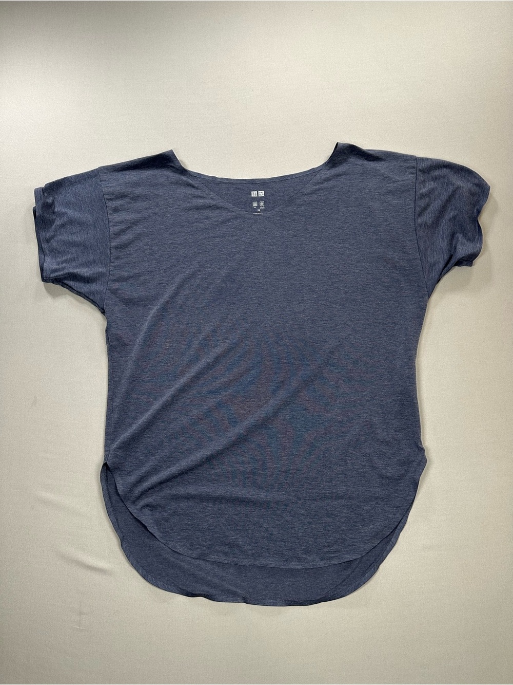 Uniqlo AIRism Seamless V-Neck Rounded-Hem Short-Sleeve T-Shirt - Womens XS